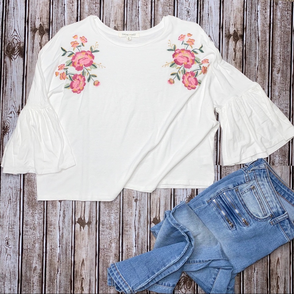 🛍 White bell sleeve top